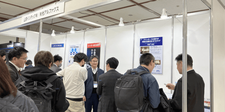 自動認識総合展名古屋の展示ブースにて、弊社社員が製品の説明を実施している様子。