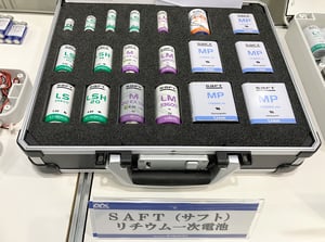 SaFTリチウム一次電池の塩化チオニルタイプ、二酸化硫黄タイプ、二酸化マンガンタイプが入ったケース