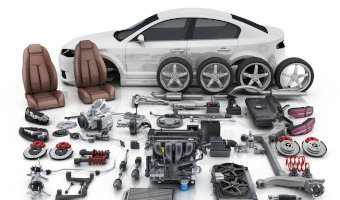 自動車の部品を分解し並べている