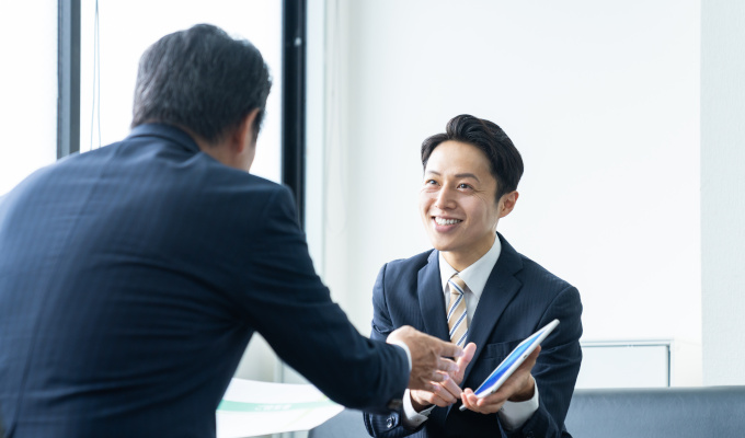 お客様に提案する営業男性